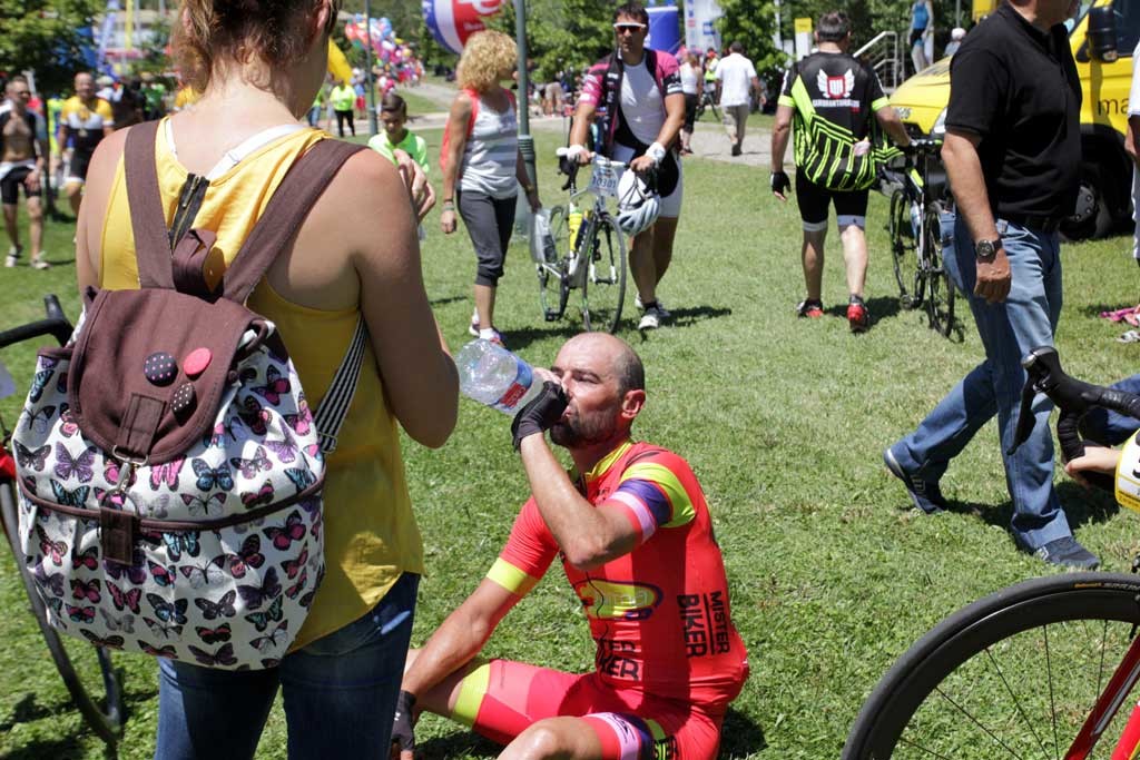 la llegada El vencedor de la QH 2015, hidratándose. foto: qué grande ser ciclista