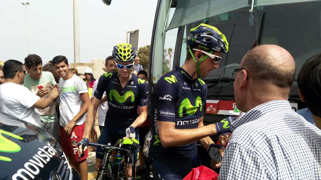 Vuelta a España La salida es el único momento donde el aficionado puede "tocar" al ciclista foto: qué grande ser ciclista