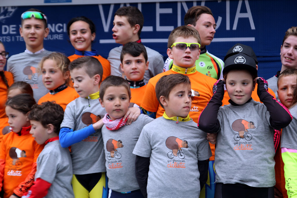 Vuelta a ESpaña Los niños y niñas alegran con su presencia cualquier podium foto: qué grande ser ciclista
