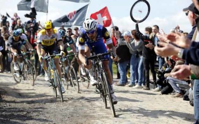Cinco ciclistas y sus dudas en busca de un adoquín